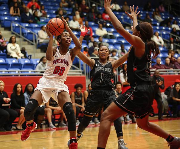 Junior Zarielle Green presses to the basket in a tough game against Cedar Hill for a district win. (Jose Sanchez photo)
