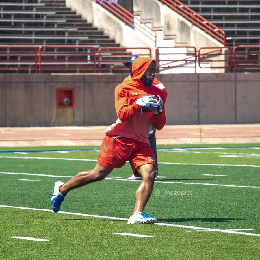 Suavevion Presley running after a catch during summer workouts.