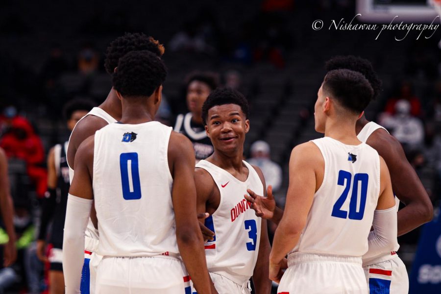 CJ Ford (3) gathers the team during a time out.  Zhuric Phelps (0) Juan Reyna (20)
